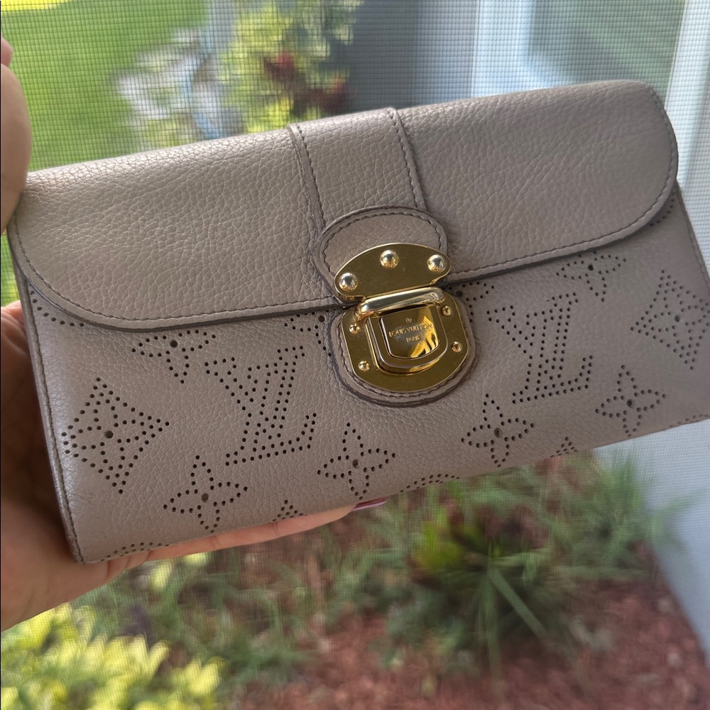 Authentic Louis Vuitton Iris Long Wallet Mahina Leather Monogram - Picture 3 of 13